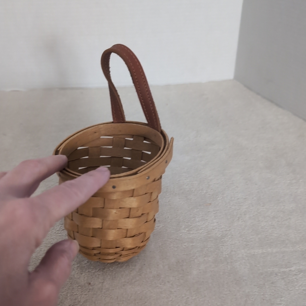 Appears to be a Longaberger 2007   XS Gatehouse Basket w/leather handle